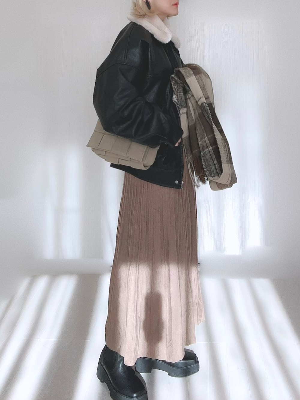 ブラック系のブルゾン、ブラウン系のスカート、ブラック系のブーツを着用したレディースの冬コーディネートの5枚目の写真