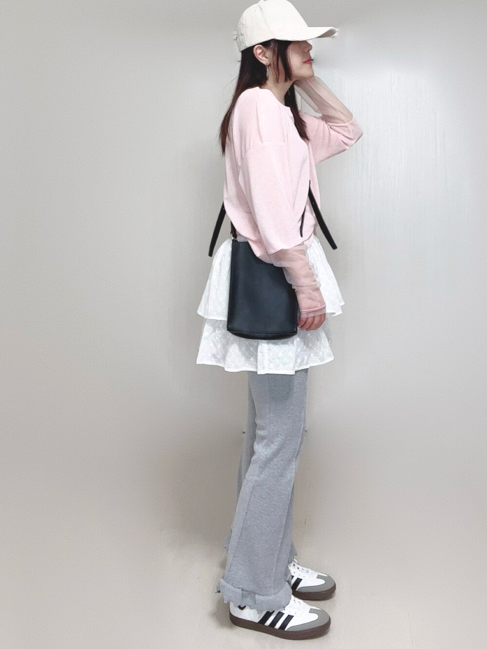 ホワイト系のスカート、ピンク系のTシャツ/カットソー、ブラック系のショルダーバッグを着用したレディースの春コーディネートの4枚目の写真