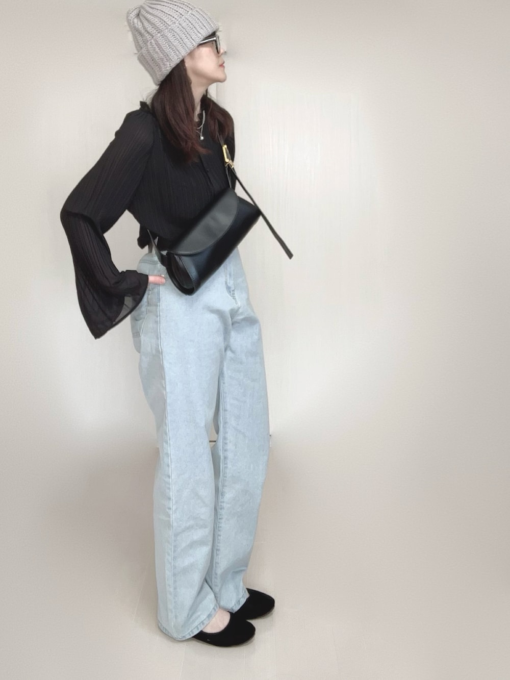 ブラック系のシャツ/ブラウス、ブルー系のデニムパンツ、ブラック系のパンプスを着用したレディースの春コーディネートの4枚目の写真