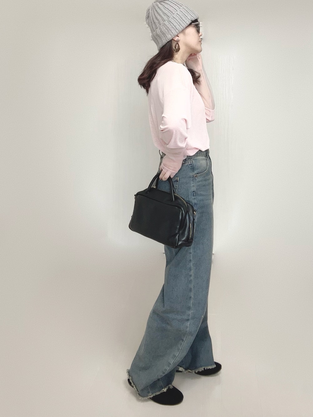 ピンク系のTシャツ/カットソー、ブルー系のデニムパンツ、ブラック系のボストンバッグを着用したレディースの春コーディネートの3枚目の写真