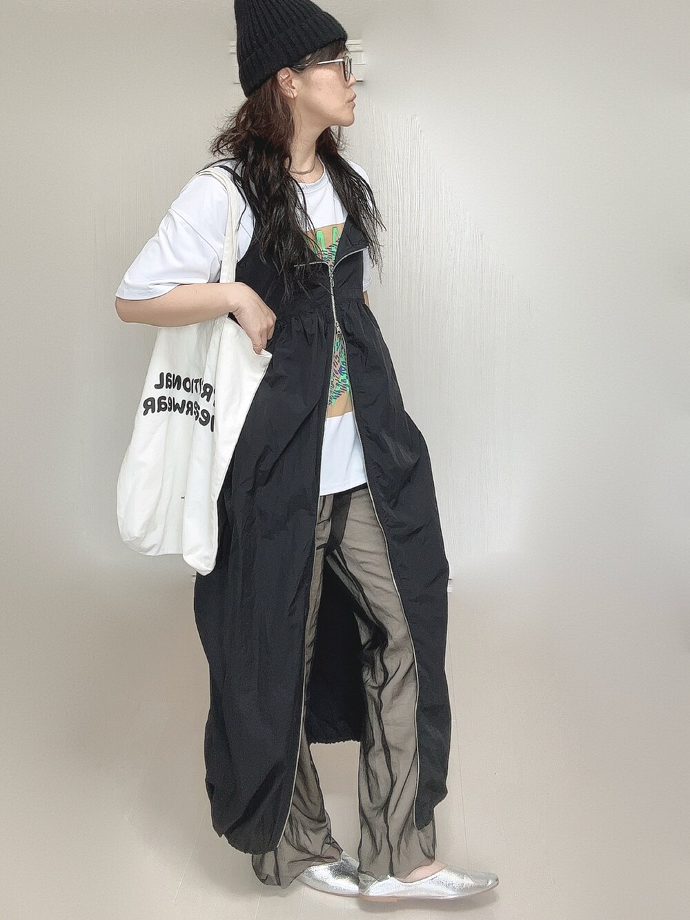 ブラック系のワンピース、ホワイト系のトートバッグ、ブラック系のその他パンツを着用したレディースの夏コーディネートの3枚目の写真