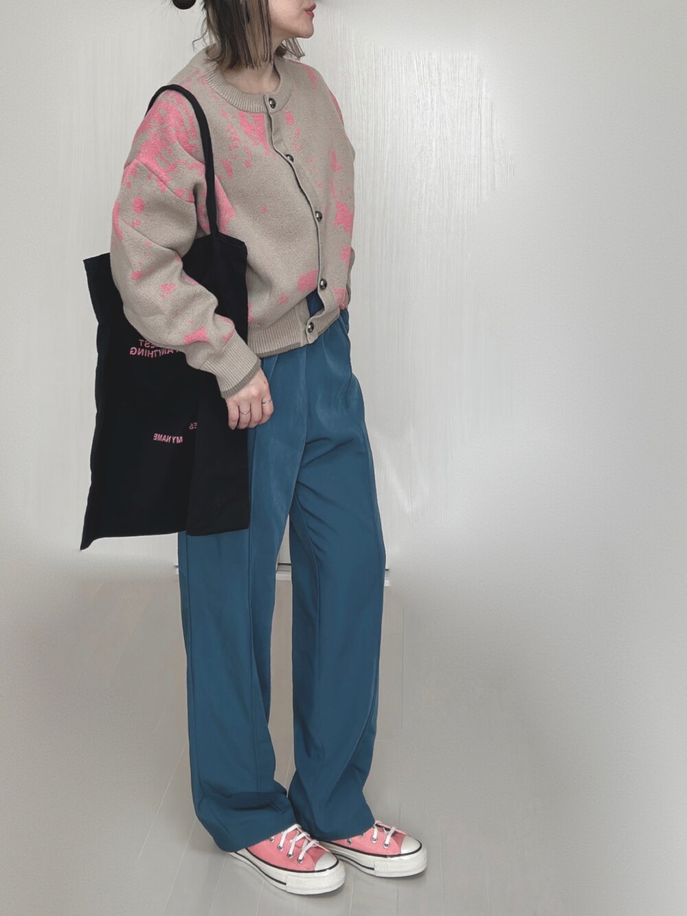 ベージュ系のカーディガン/ボレロ、ブラック系のトートバッグ、ブルー系のその他パンツを着用したレディースの秋コーディネートの5枚目の写真