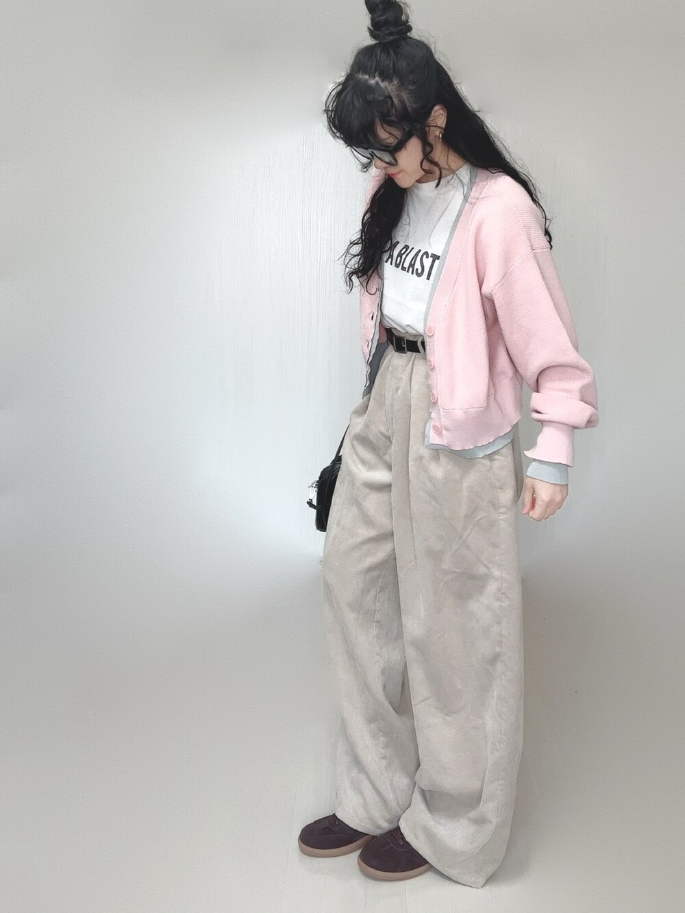 ピンク系のカーディガン/ボレロ、ホワイト系のTシャツ/カットソー、ブラック系のボストンバッグを着用したレディースの春コーディネートの3枚目の写真