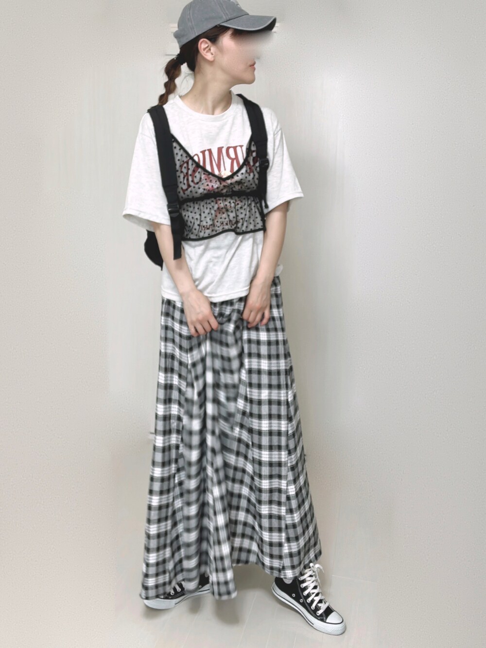 ブラック系のバックパック/リュック、ブラック系のスカート、ブラック系のスニーカーを着用したレディースの夏コーディネートの5枚目の写真