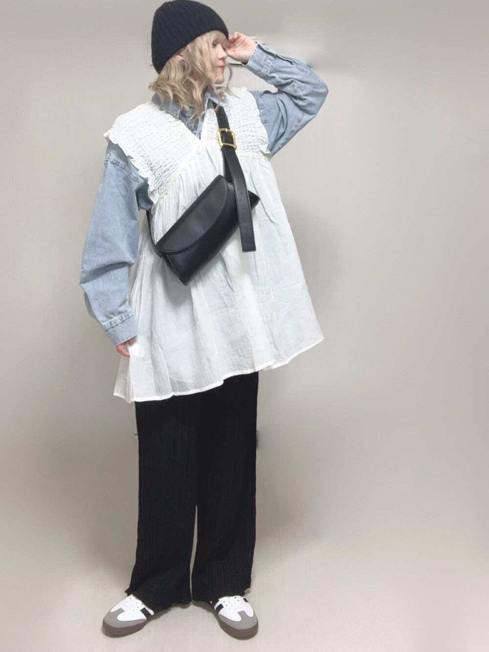 ホワイト系のワンピース、ブルー系のシャツ/ブラウス、ブラック系のその他パンツを着用したレディースの春コーディネートの4枚目の写真