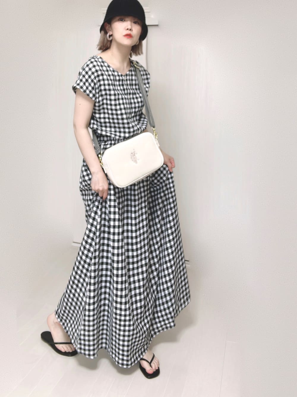 「このスタイルがお気に入り、ギンガムチェック、ギャザーワンピース、URBAN RESEARCH、Sonny　Label、ショルダーバッグ、ストラップサンダル、モノトーン、オトナ女子、低身長、サンダルコーデ」｜「URBAN RESEARCH Sonny Labelの『UR TECH 高機能リネン』『Sサイズ/低身長向けも展開』リネン混ギャザーワンピース（ワンピース、その他）」を使った、Ⓜ︎さん（レディース・152cm）の夏コーディネートの4枚目の写真