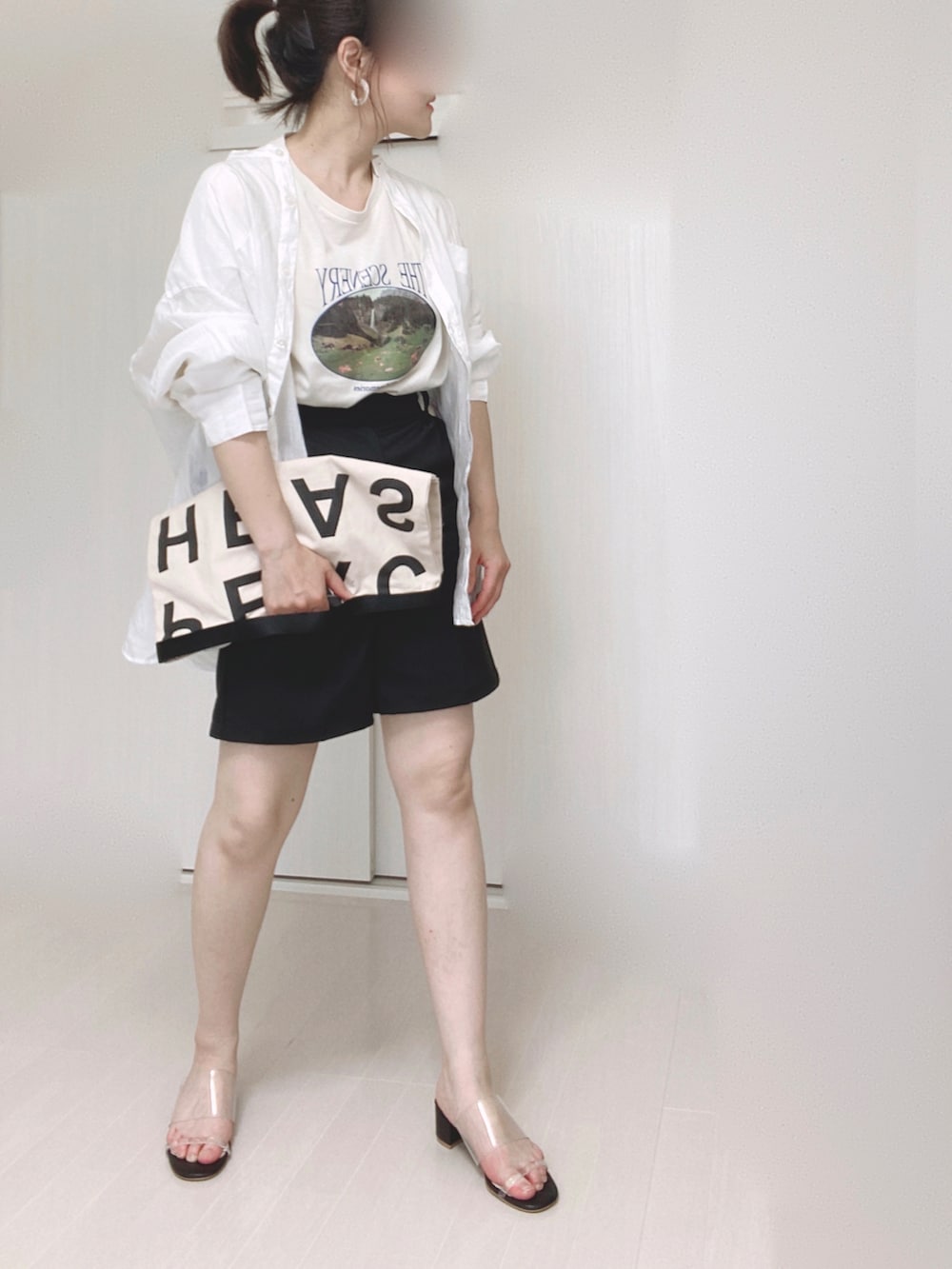 ホワイト系のTシャツ/カットソー、ブラック系のその他パンツ、ホワイト系のトートバッグを着用したレディースの夏コーディネートの3枚目の写真
