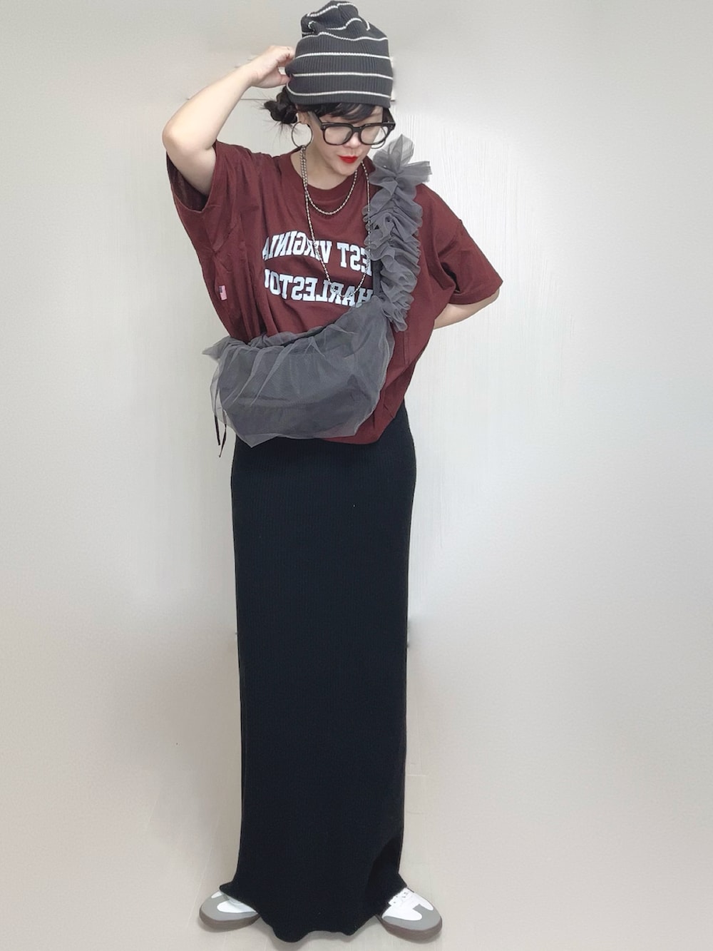ブラウン系のTシャツ/カットソー、グレー系のテーラードジャケット、グレー系のショルダーバッグを着用したレディースの秋コーディネートの2枚目の写真