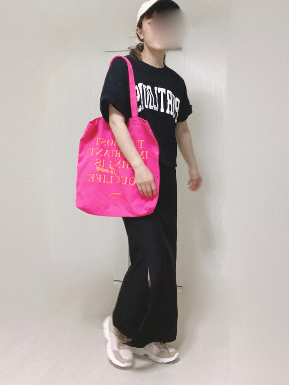 ブラック系のスカート、ピンク系のスニーカー、ブラック系のTシャツ/カットソーを着用したレディースの夏コーディネートの2枚目の写真