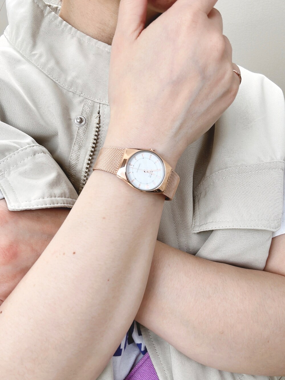 パープル系のショルダーバッグ、ホワイト系のTシャツ/カットソー、ホワイト系のベストを着用したレディースの春コーディネートの2枚目の写真