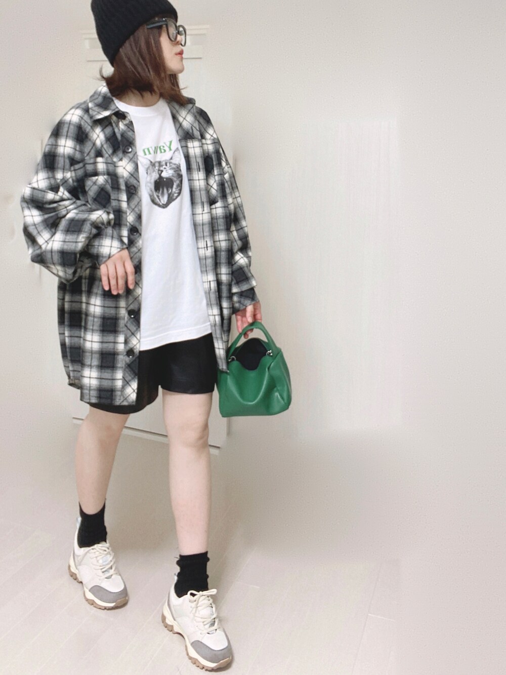 ホワイト系のTシャツ/カットソー、ベージュ系のスニーカー、ブラック系のその他パンツを着用したレディースの秋コーディネートの4枚目の写真