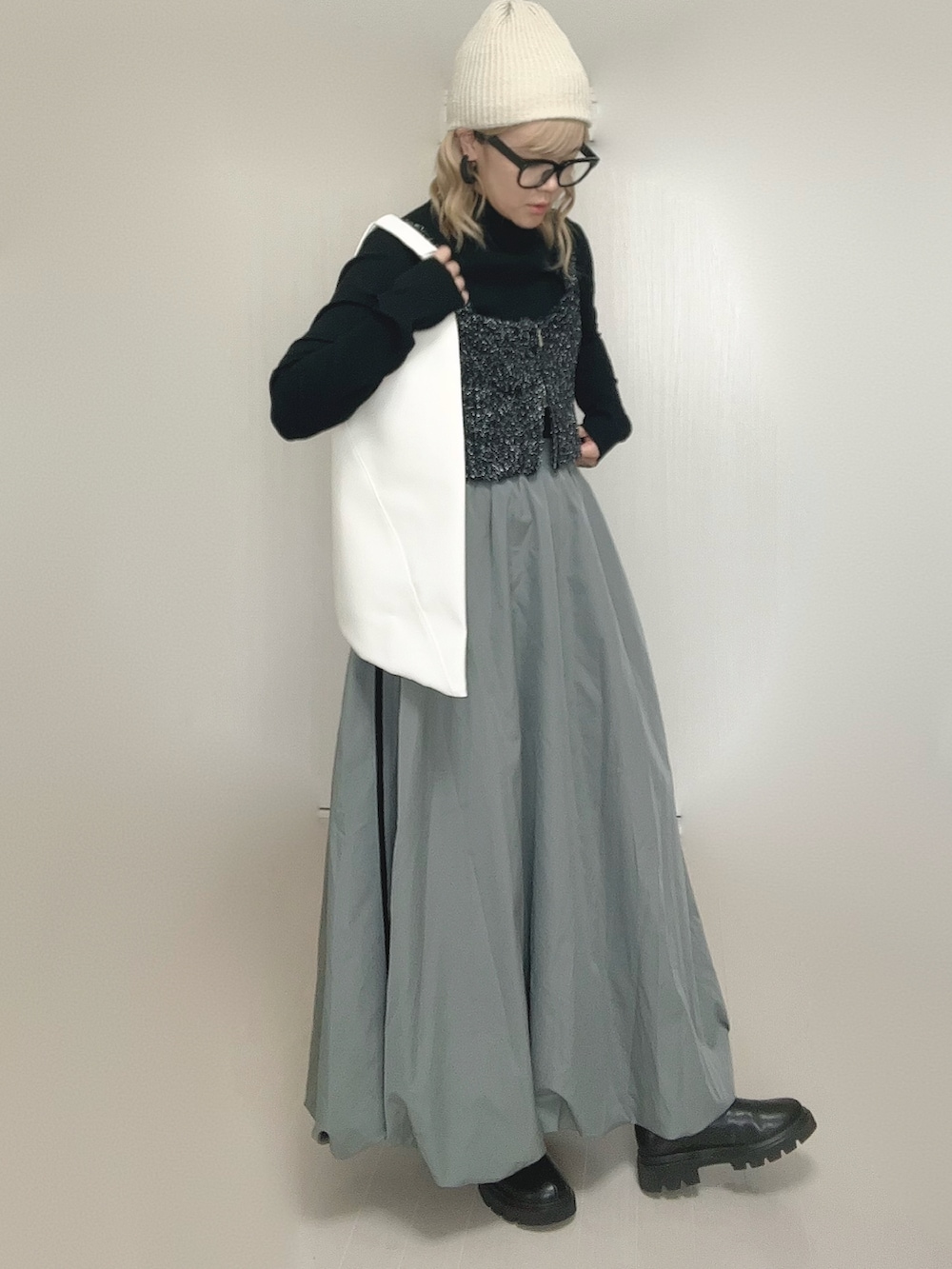 ブラック系のTシャツ/カットソー、ブラック系のベスト、ブラック系のブーツを着用したレディースの秋コーディネートの2枚目の写真