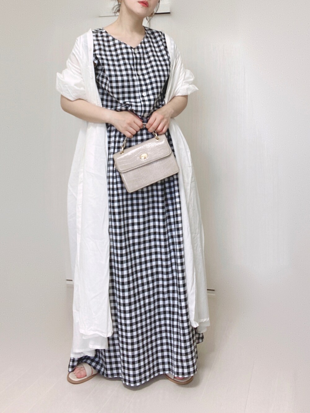 その他のワンピース、ホワイト系のシャツワンピース、ホワイト系のサンダルを着用したレディースの夏コーディネートの2枚目の写真