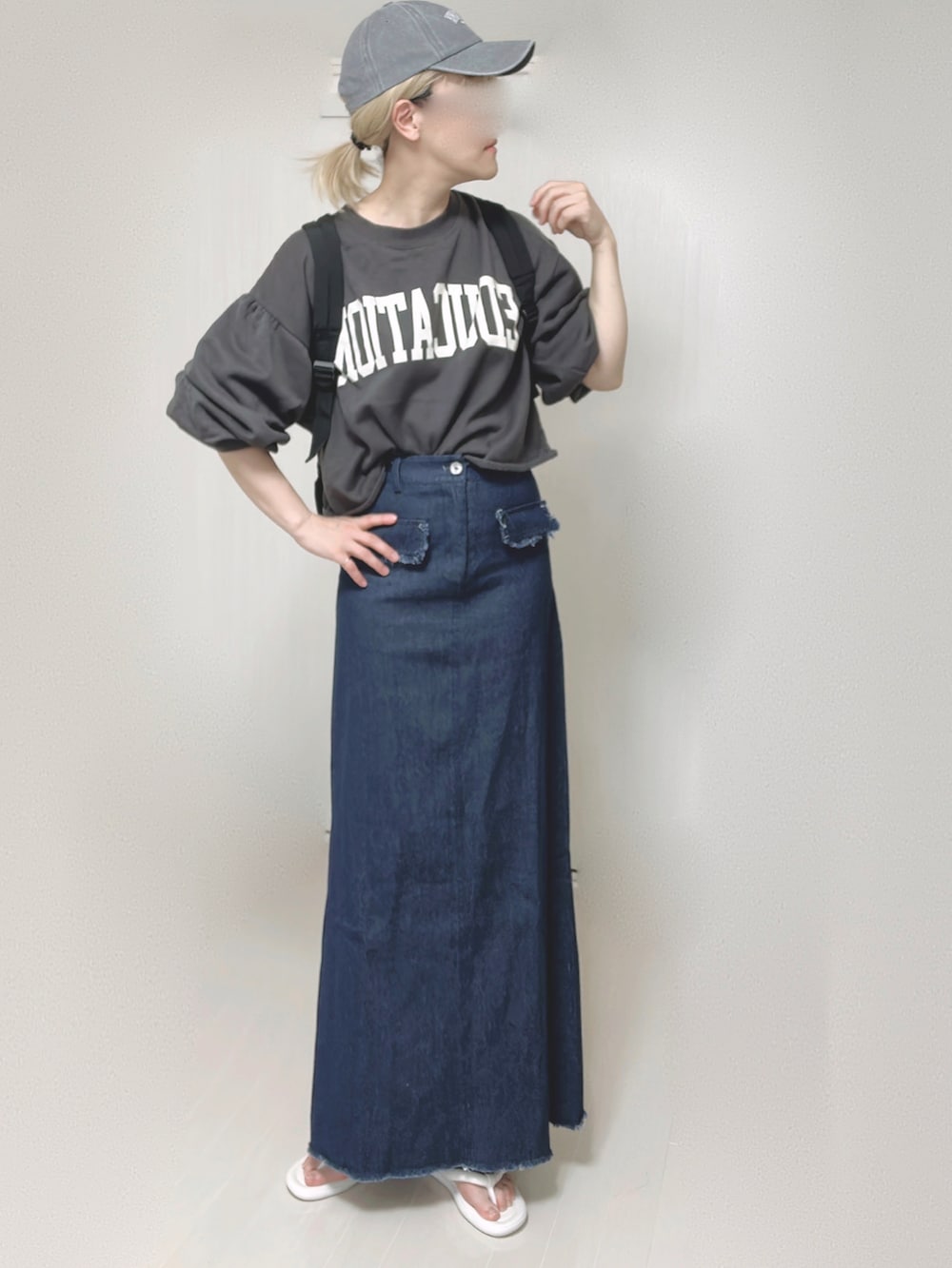 ブルー系のセットアップ、ブラック系のバックパック/リュック、ホワイト系のサンダルを着用したレディースの夏コーディネートの2枚目の写真