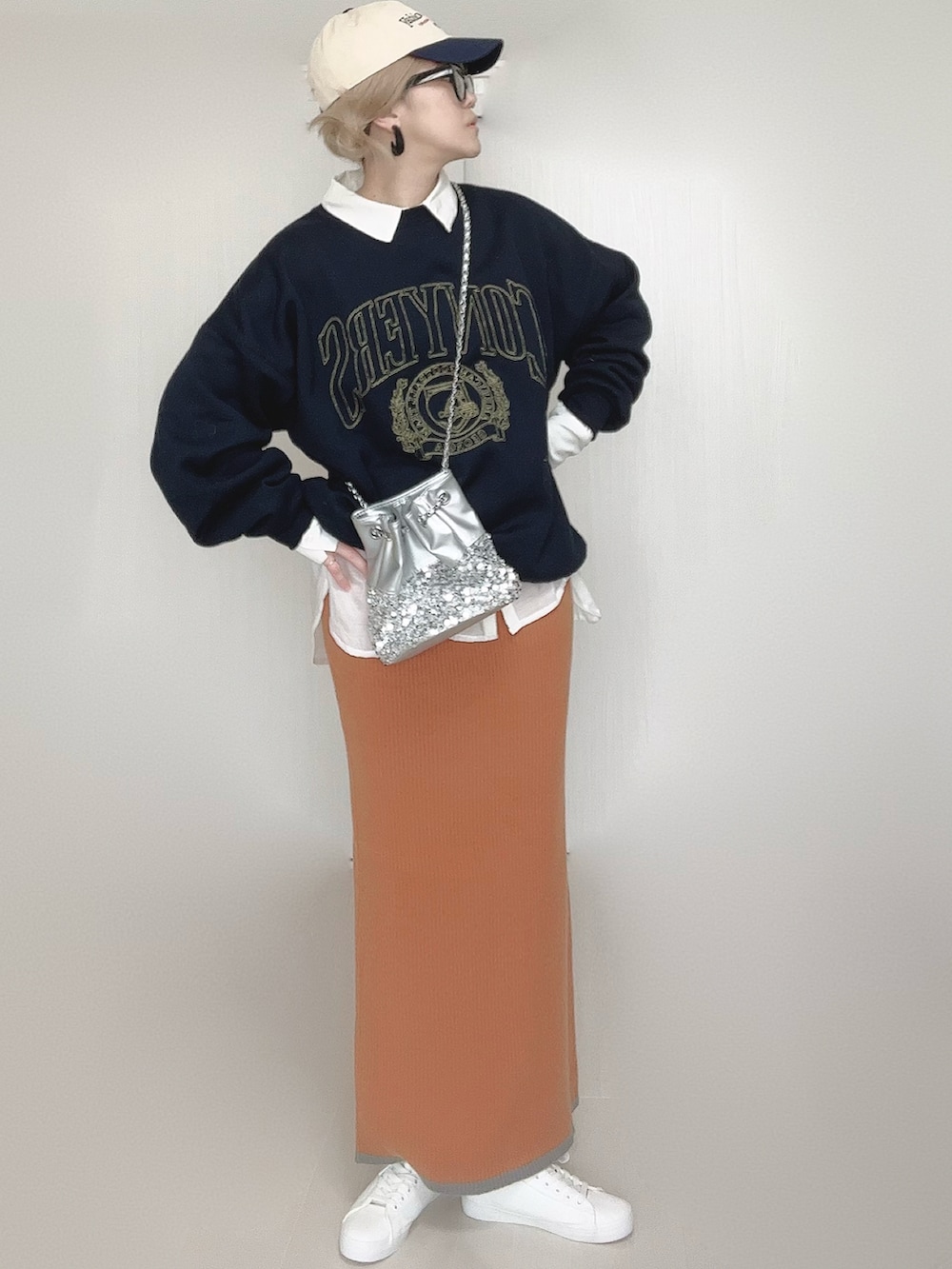 ブルー系のスウェット、ホワイト系のシャツ/ブラウス、シルバー系のショルダーバッグを着用したレディースの秋コーディネートの3枚目の写真