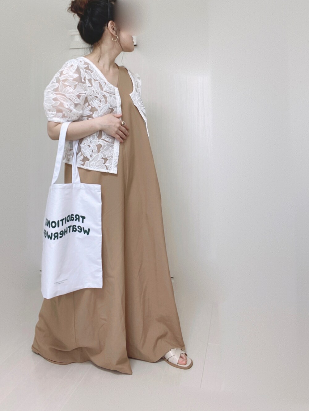 ベージュ系のサロペット/オーバーオール、ホワイト系のトートバッグ、ホワイト系のシャツ/ブラウスを着用したレディースの春コーディネートの3枚目の写真