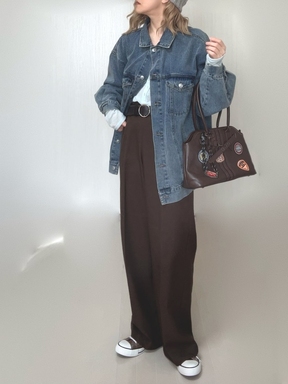 ブラウン系のその他パンツ、ブルー系のTシャツ/カットソー、ブルー系のデニムジャケットを着用したレディースの冬コーディネートの4枚目の写真