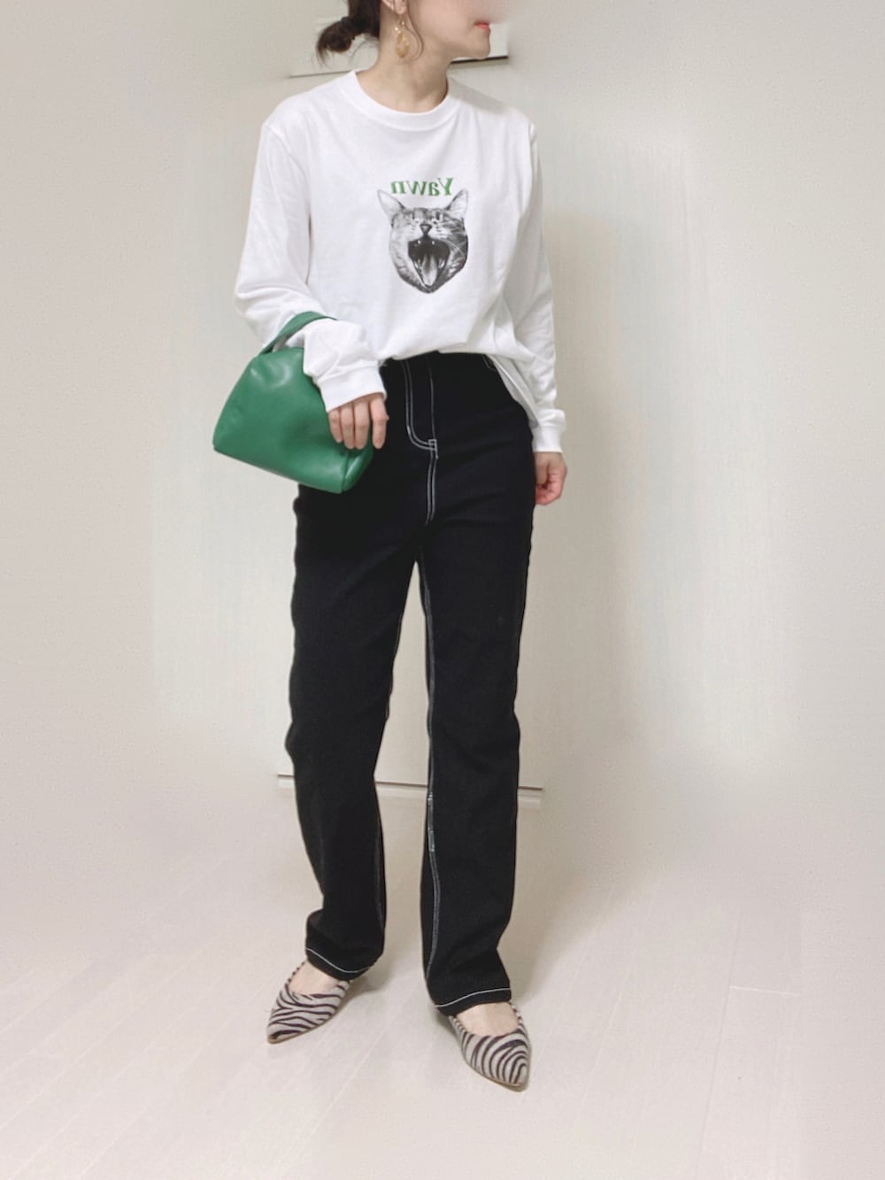 ホワイト系のTシャツ/カットソー、グリーン系のハンドバッグ、その他のパンプスを着用したレディースの秋コーディネートの3枚目の写真