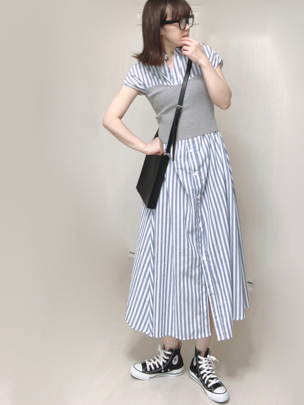 ブルー系のシャツワンピース、グレー系のチューブトップ、ブラック系のショルダーバッグを着用したレディースの夏コーディネートの4枚目の写真