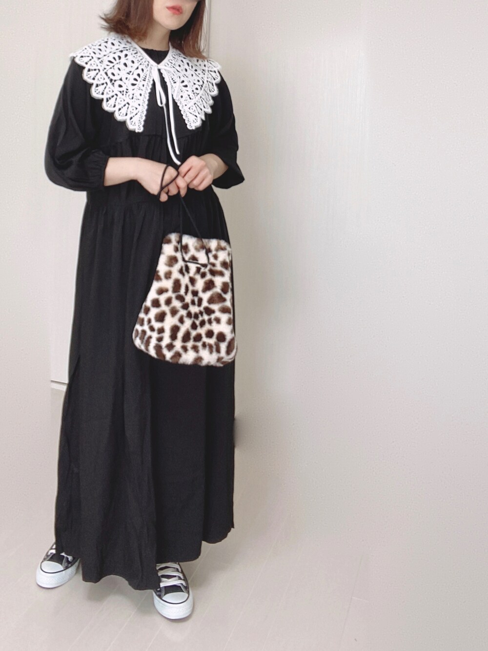 ブラック系のワンピース、その他のショルダーバッグ、ブラック系のスニーカーを着用したレディースの秋コーディネートの3枚目の写真