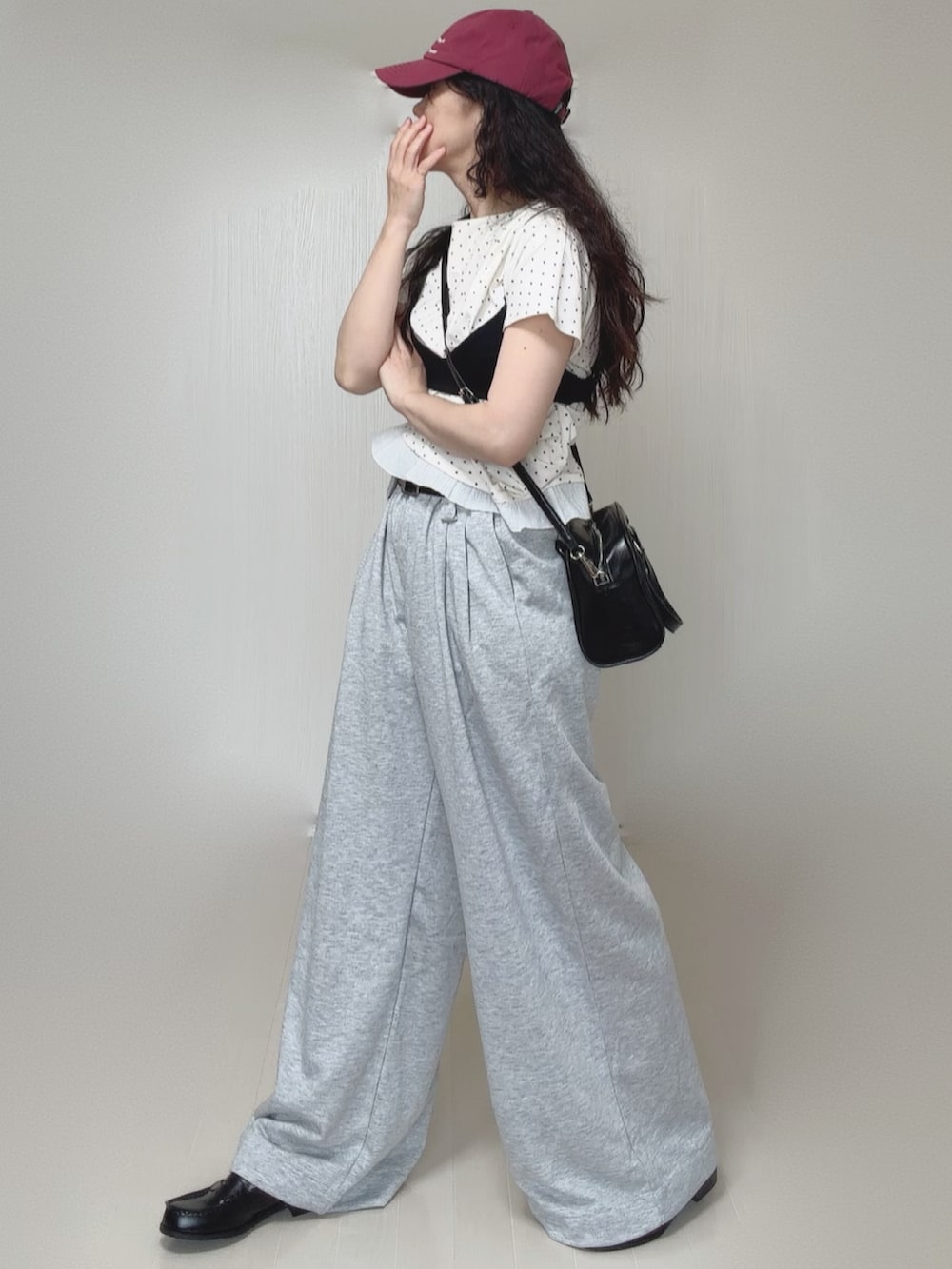 ホワイト系のTシャツ/カットソー、グレー系のスウェットパンツ、ブラック系のその他トップスを着用したレディースの夏コーディネートの4枚目の写真