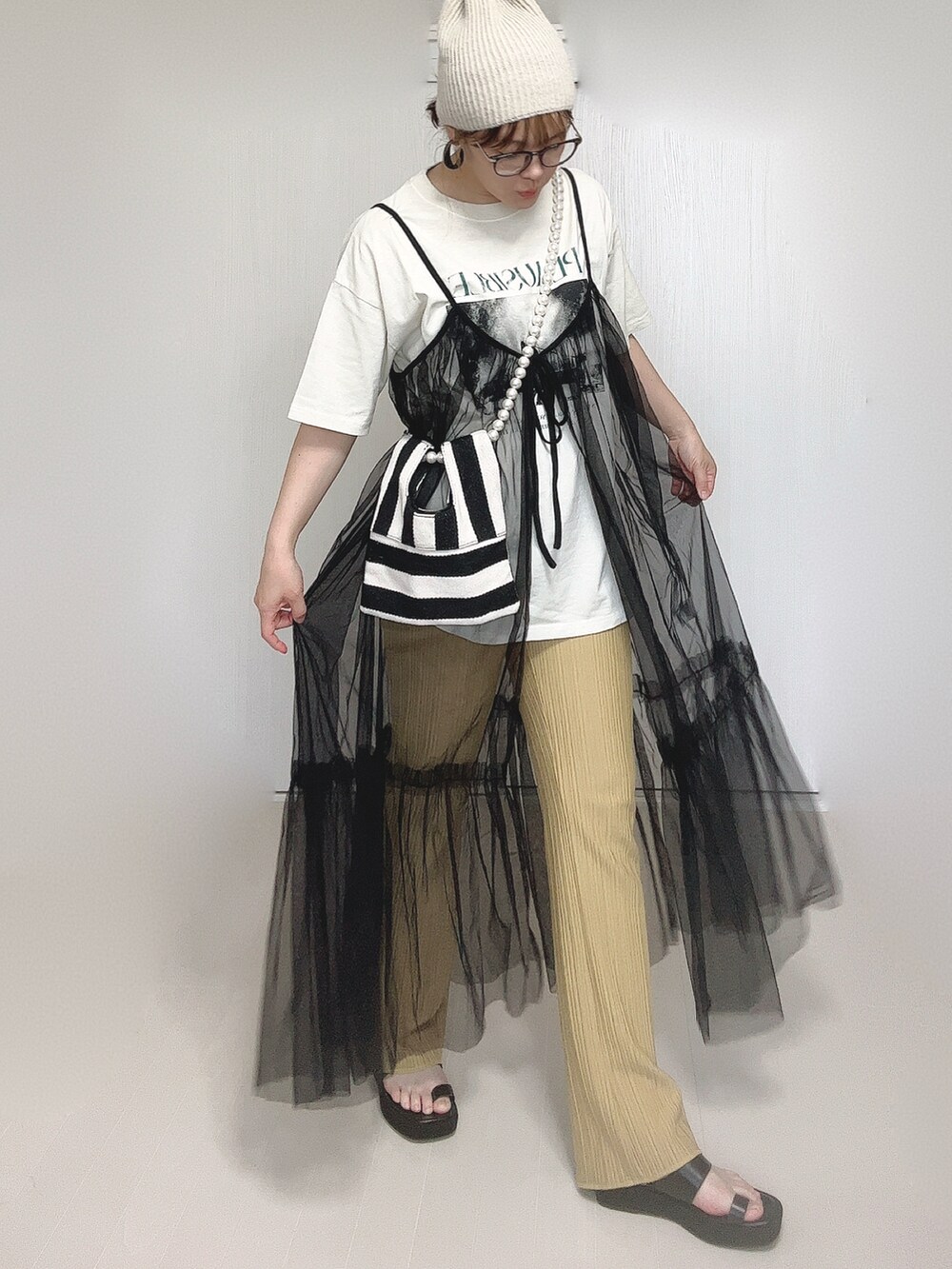 ホワイト系のTシャツ/カットソー、ホワイト系のショルダーバッグ、イエロー系のその他パンツを着用したレディースの夏コーディネートの2枚目の写真
