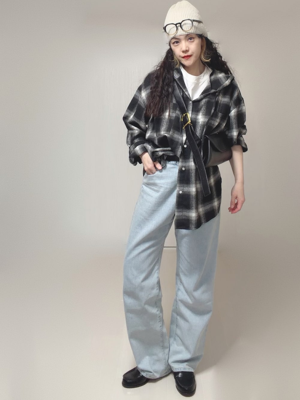 ホワイト系のTシャツ/カットソー、ブルー系のデニムパンツ、ブラック系のシャツ/ブラウスを着用したレディースの春コーディネートの5枚目の写真