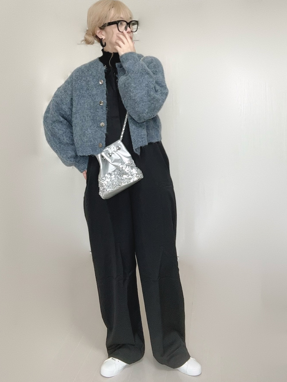 ブルー系のカーディガン/ボレロ、ブラック系のTシャツ/カットソー、シルバー系のショルダーバッグを着用したレディースの秋コーディネートの5枚目の写真