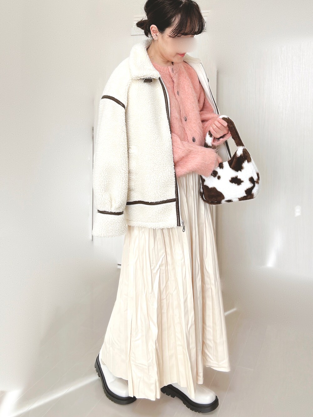 ピンク系のカーディガン/ボレロ、ホワイト系のブルゾン、ホワイト系のスカートを着用したレディースの冬コーディネートの4枚目の写真