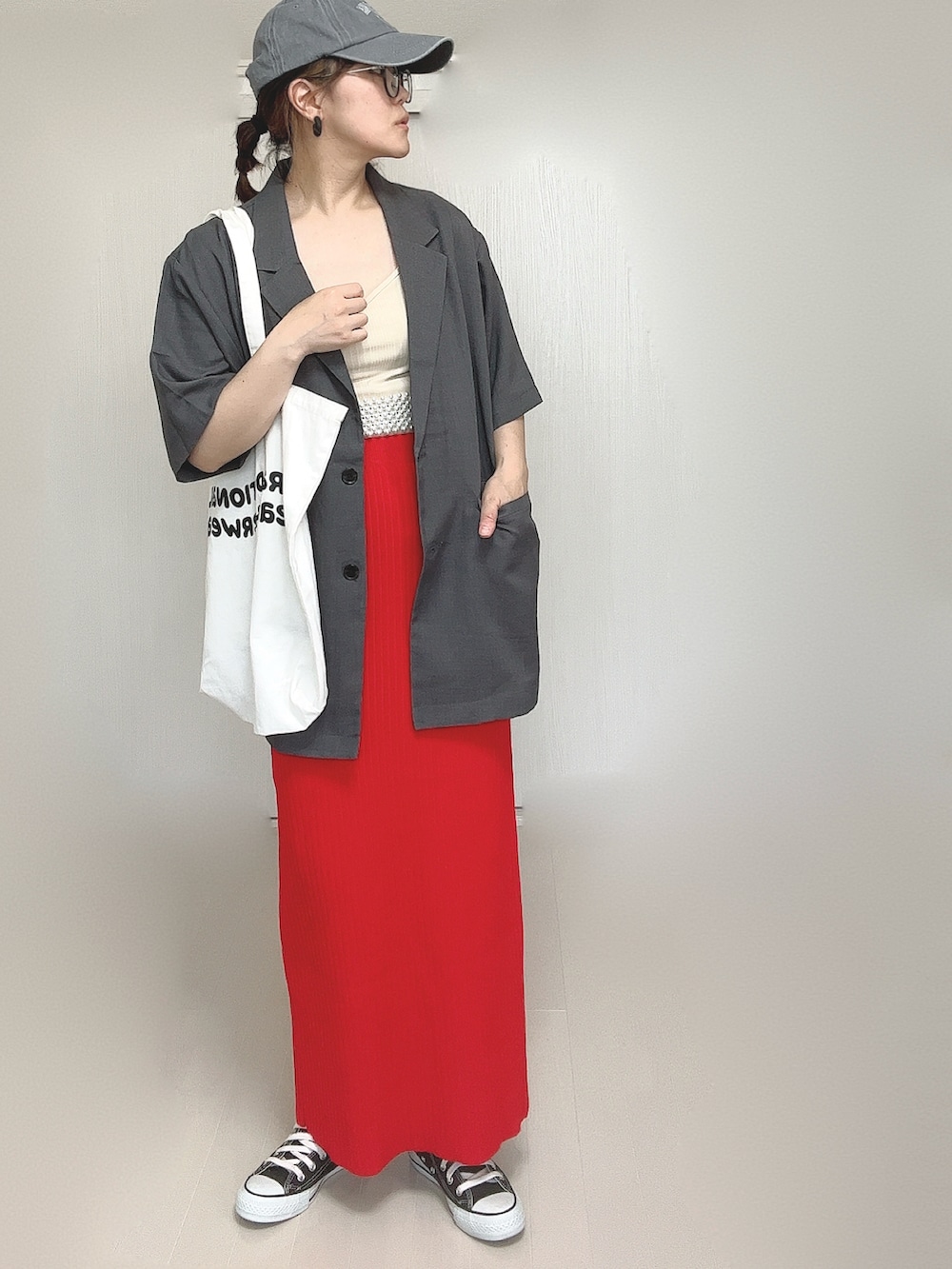 グレー系のテーラードジャケット、ホワイト系のキャミソール、ホワイト系のトートバッグを着用したレディースの夏コーディネートの3枚目の写真