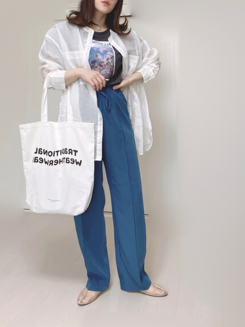 ブルー系のその他パンツ、ホワイト系のシャツ/ブラウス、ホワイト系のトートバッグを着用したレディースの春コーディネートの3枚目の写真