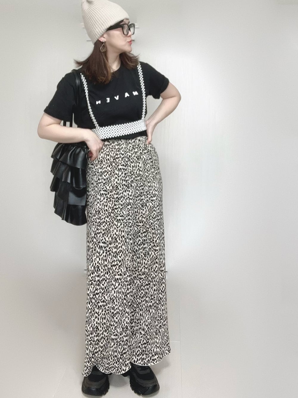 ベージュ系のスカート、ブラック系のTシャツ/カットソー、ブラック系のスニーカーを着用したレディースの春コーディネートの3枚目の写真