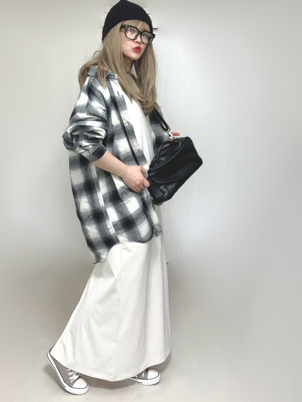 ホワイト系のワンピース、ホワイト系のシャツ/ブラウス、グレー系のTシャツ/カットソーを着用したレディースの春コーディネートの2枚目の写真
