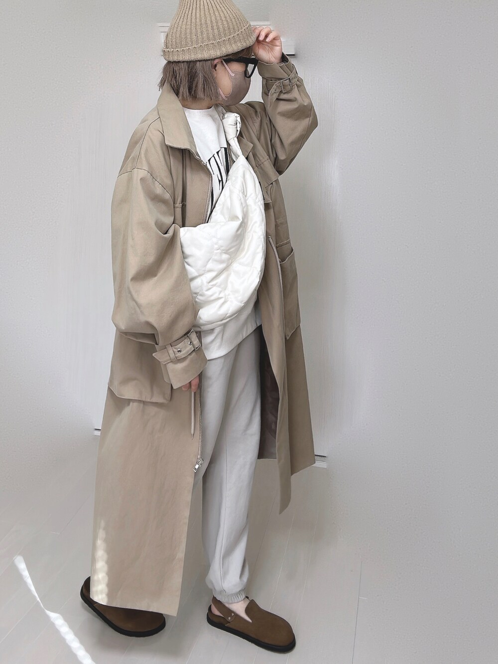 「dholic、トレンチコート、ニット帽、ロゴスウェット、スウェットパンツ、スウェード、サンダル、ショルダーバッグ、春服デビュー宣言、大人カジュアル」｜「DHOLICのベルト付ジップアップジャケット（その他アウター、ベージュ系）」を使った、Ⓜ︎さん（レディース・152cm）の春コーディネートの4枚目の写真
