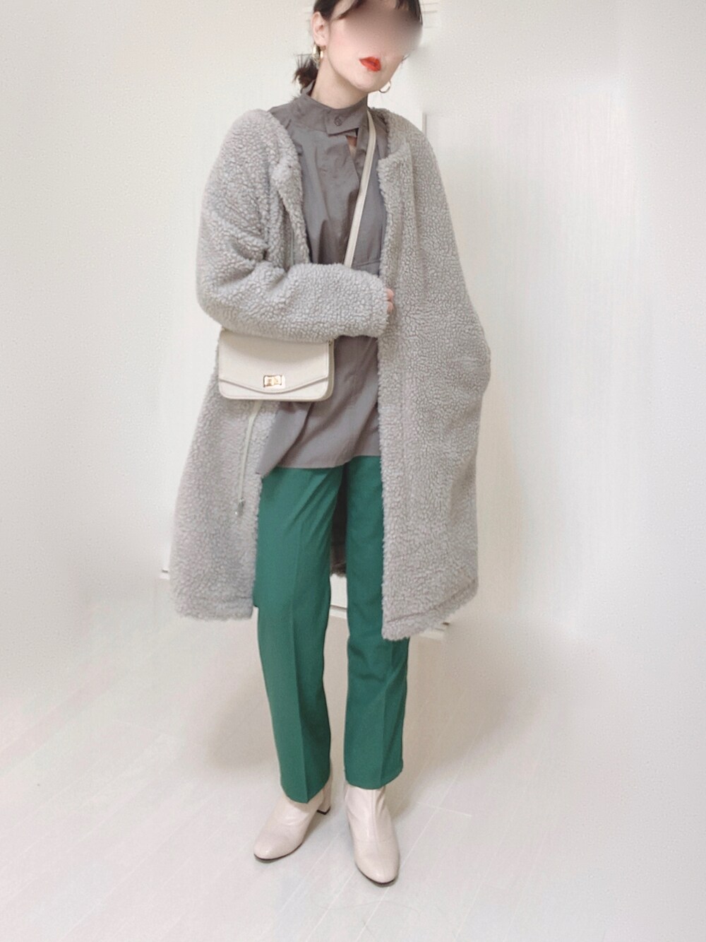 グレー系のシャツ/ブラウス、ベージュ系のノーカラーコート、ベージュ系のショルダーバッグを着用したレディースの秋コーディネートの5枚目の写真