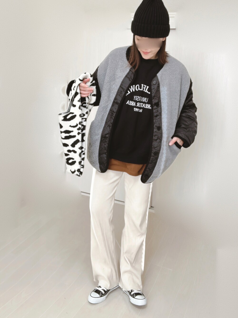 グレー系のノーカラージャケット、ブラック系のスウェット、ブラウン系のTシャツ/カットソーを着用したレディースの冬コーディネートの4枚目の写真