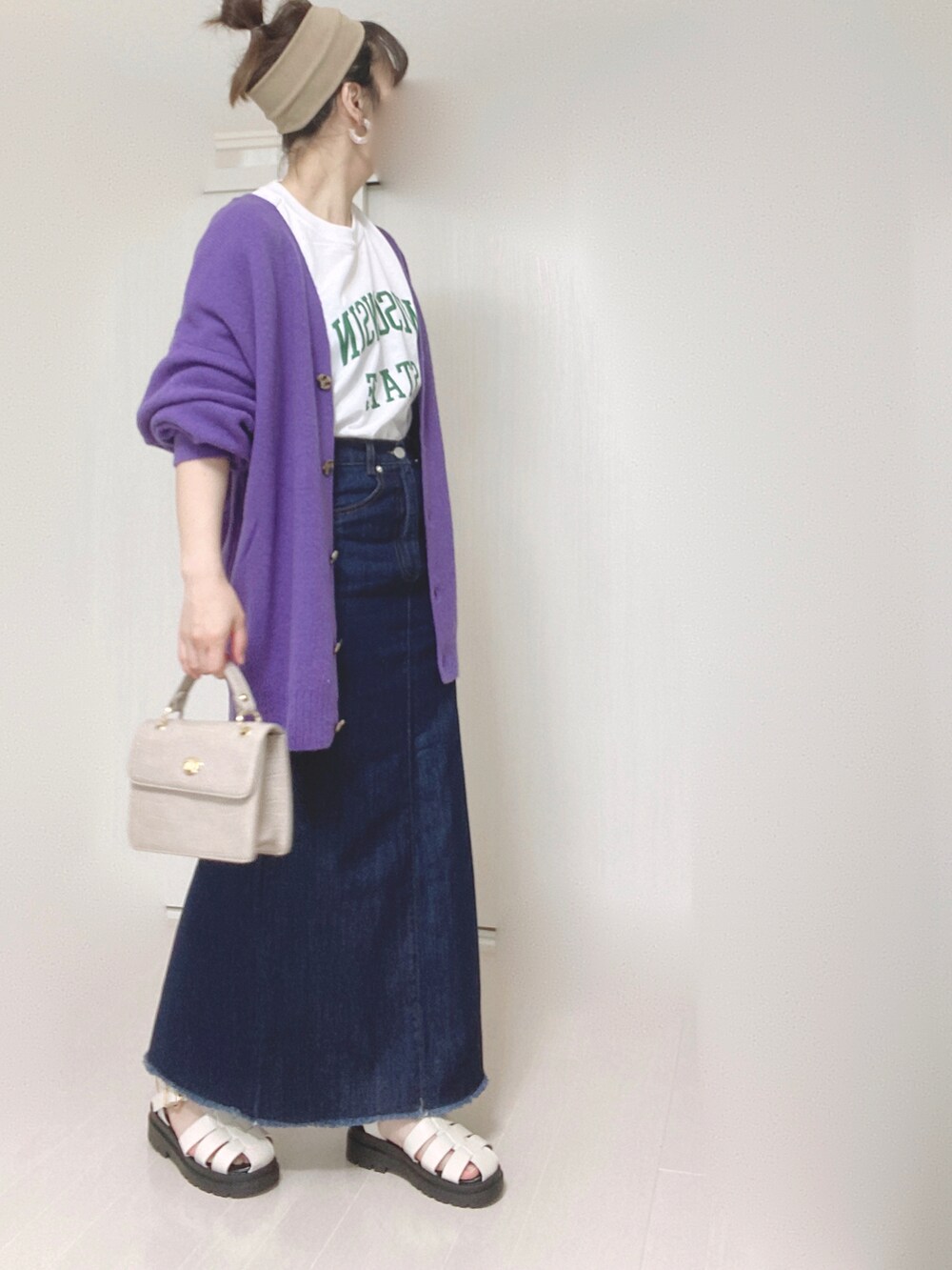 ホワイト系のTシャツ/カットソー、パープル系のカーディガン/ボレロ、ブルー系のデニムスカートを着用したレディースの夏コーディネートの4枚目の写真