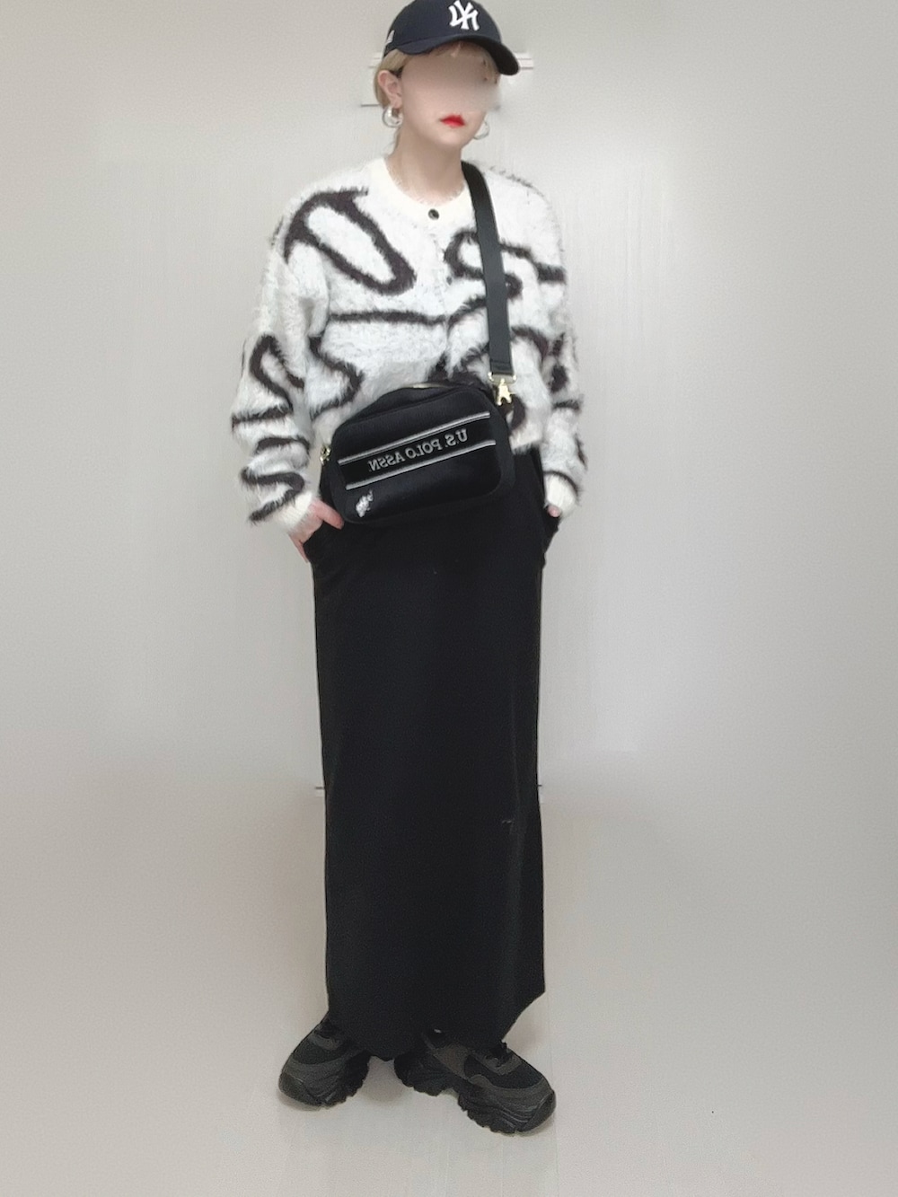 ホワイト系のカーディガン/ボレロ、ブラック系のショルダーバッグ、ブラック系のワンピースを着用したレディースの冬コーディネートの2枚目の写真