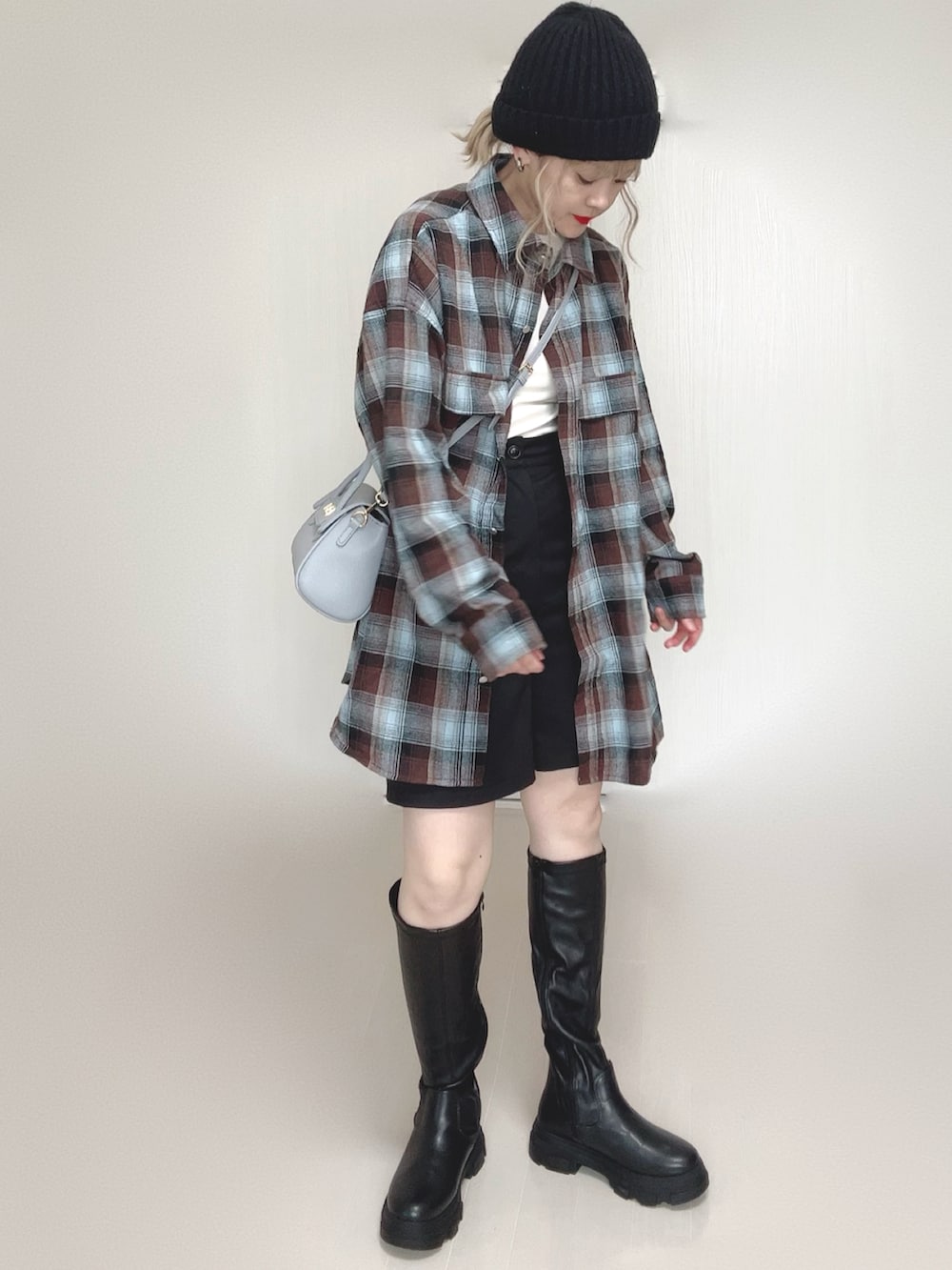 ブラウン系のシャツ/ブラウス、ブラック系のその他パンツ、ブラック系のブーツを着用したレディースの秋コーディネートの2枚目の写真