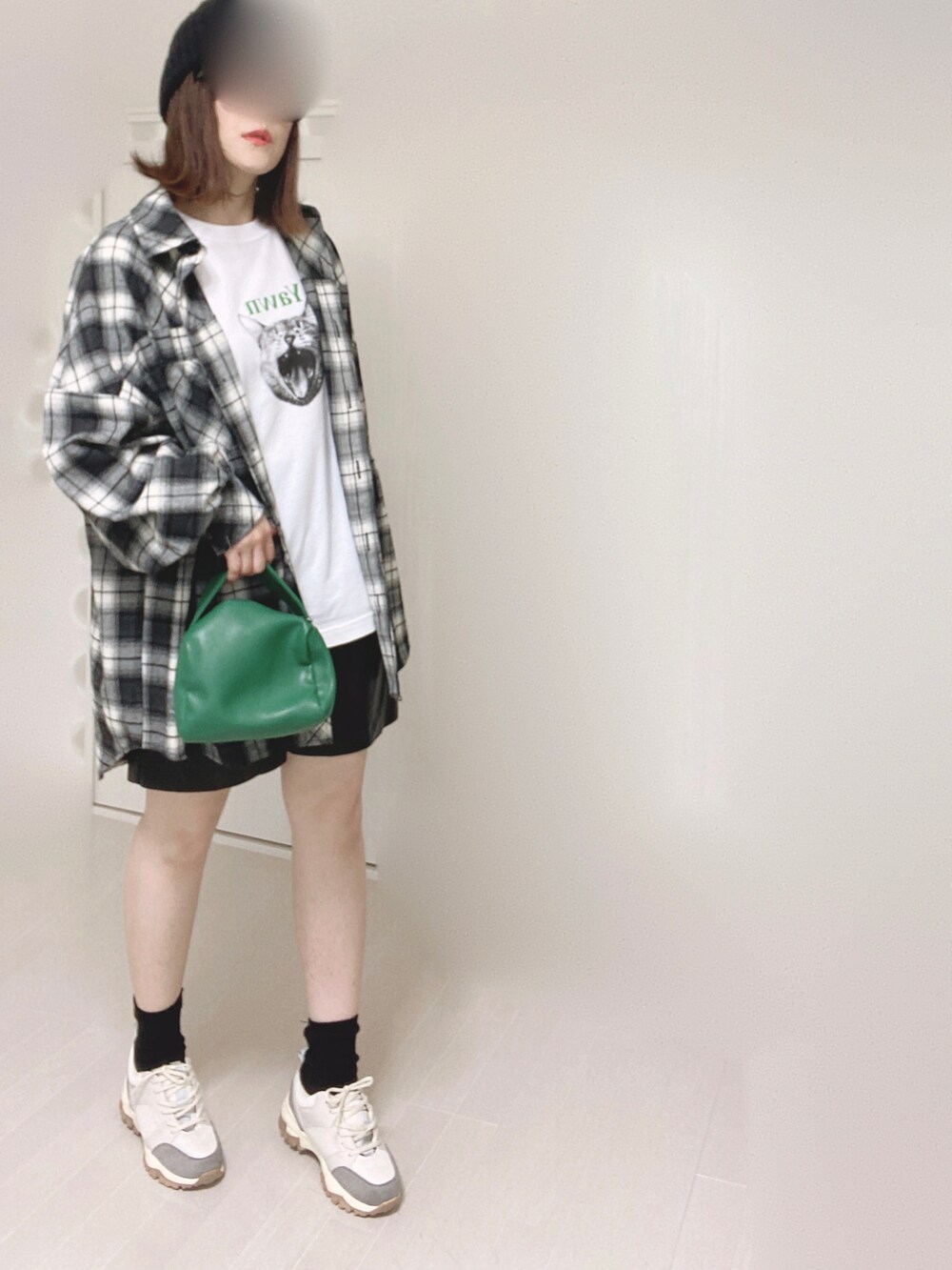 ホワイト系のTシャツ/カットソー、ベージュ系のスニーカー、ブラック系のその他パンツを着用したレディースの秋コーディネートの5枚目の写真