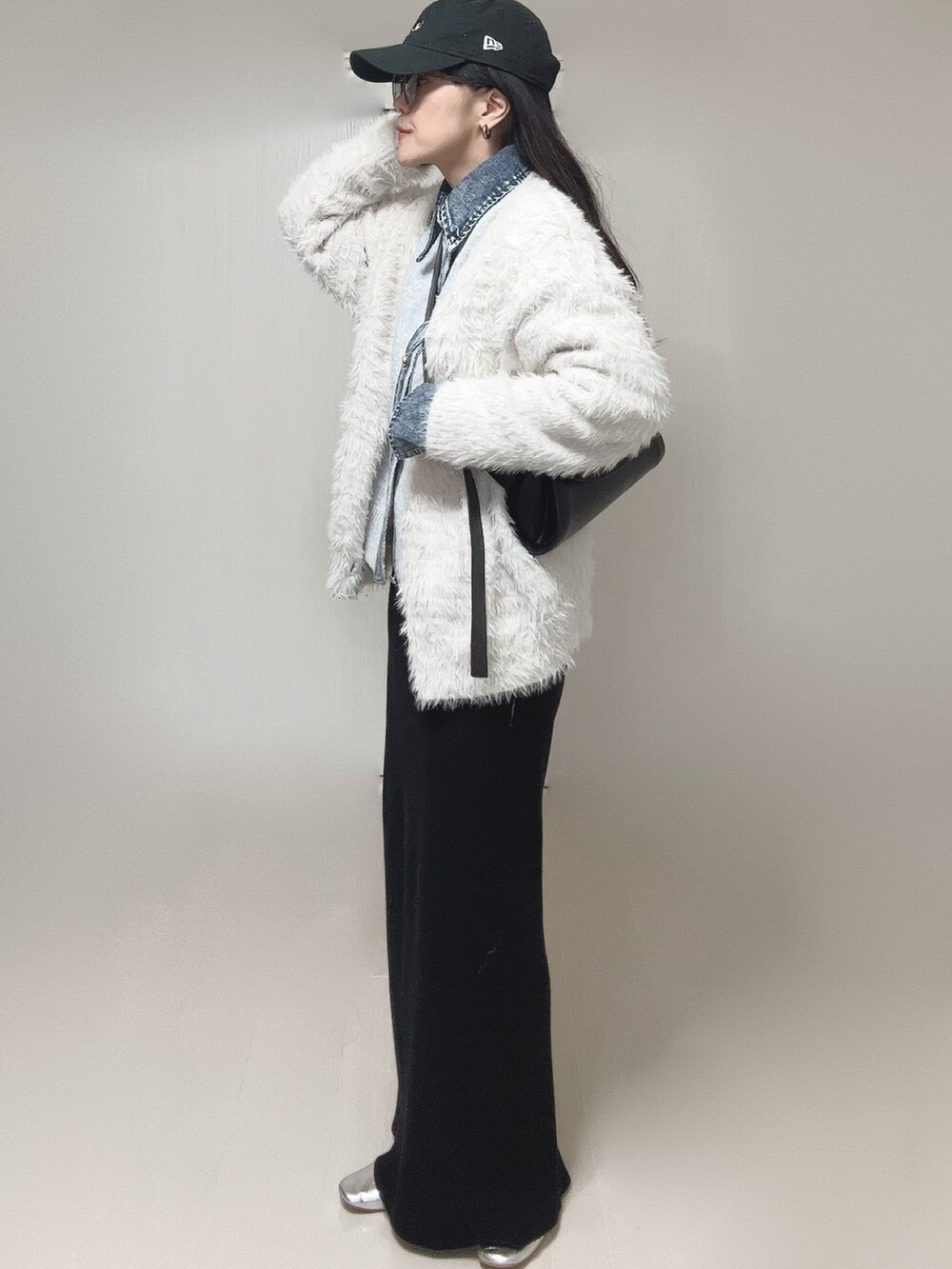 シルバー系のパンプス、ホワイト系のカーディガン/ボレロ、ベージュ系のカーディガン/ボレロを着用したレディースの冬コーディネートの3枚目の写真