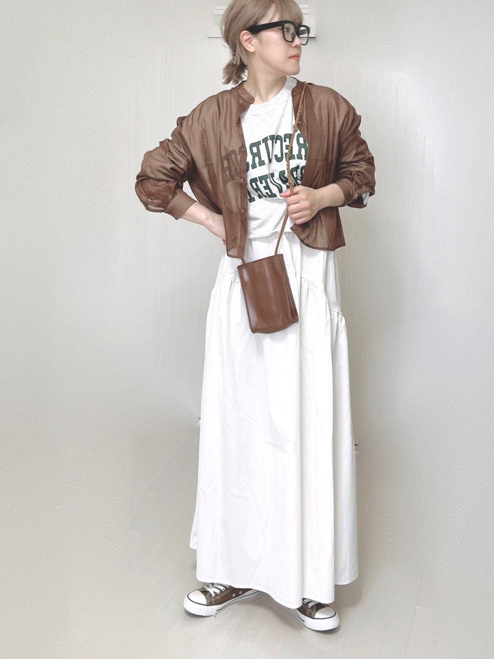 ホワイト系のスカート、ブラウン系のショルダーバッグ、ブラウン系のシャツ/ブラウスを着用したレディースの夏コーディネートの2枚目の写真