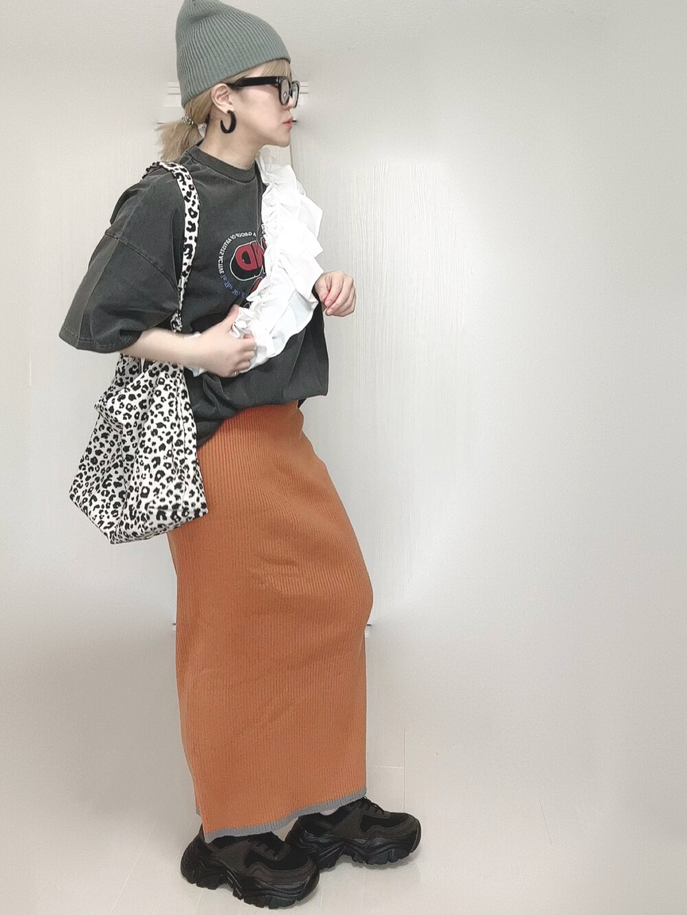 ホワイト系のトートバッグ、グレー系のTシャツ/カットソー、オレンジ系のスカートを着用したレディースの夏コーディネートの5枚目の写真
