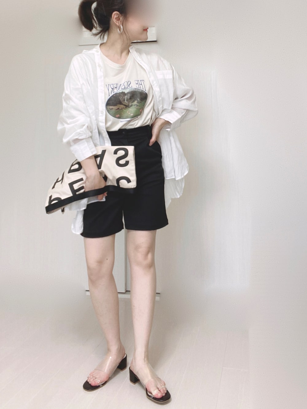 ホワイト系のTシャツ/カットソー、ブラック系のその他パンツ、ホワイト系のトートバッグを着用したレディースの夏コーディネートの4枚目の写真