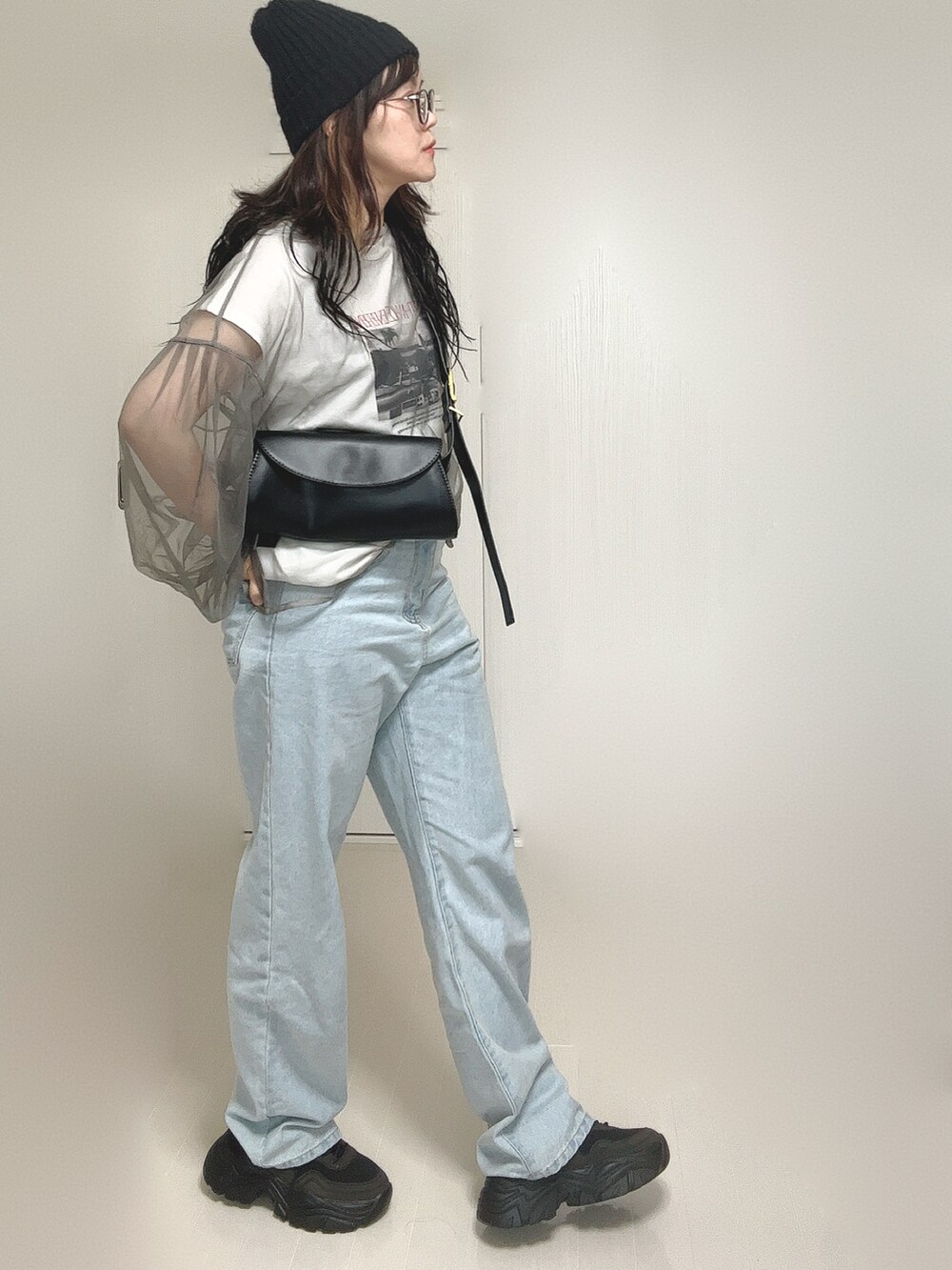 ブルー系のデニムパンツ、ブラック系のスニーカー、ブラック系のニットキャップ/ビーニーを着用したレディースの夏コーディネートの5枚目の写真