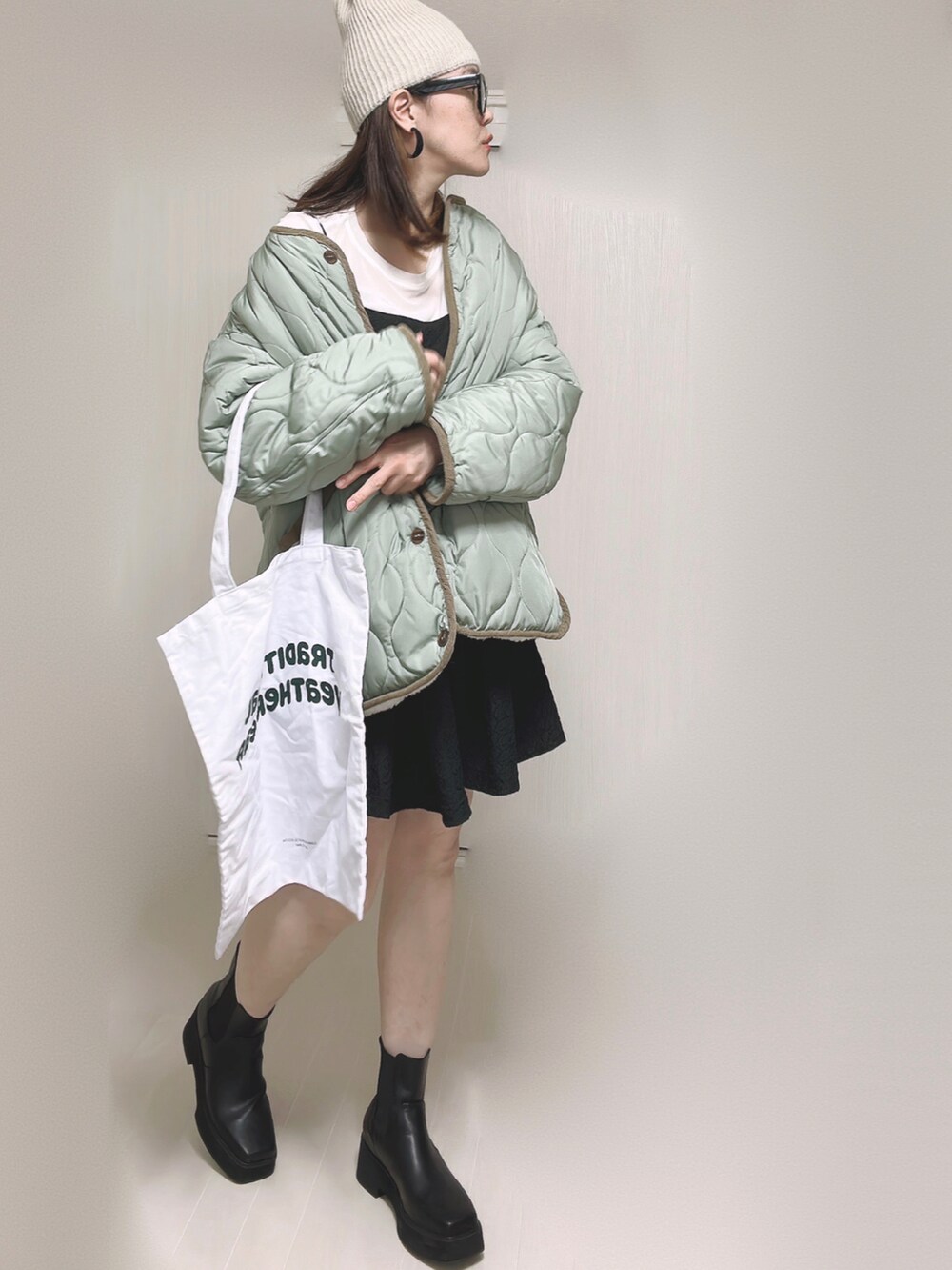 ホワイト系のノーカラージャケット、ホワイト系のTシャツ/カットソー、ブラック系のワンピースを着用したレディースの秋コーディネートの5枚目の写真