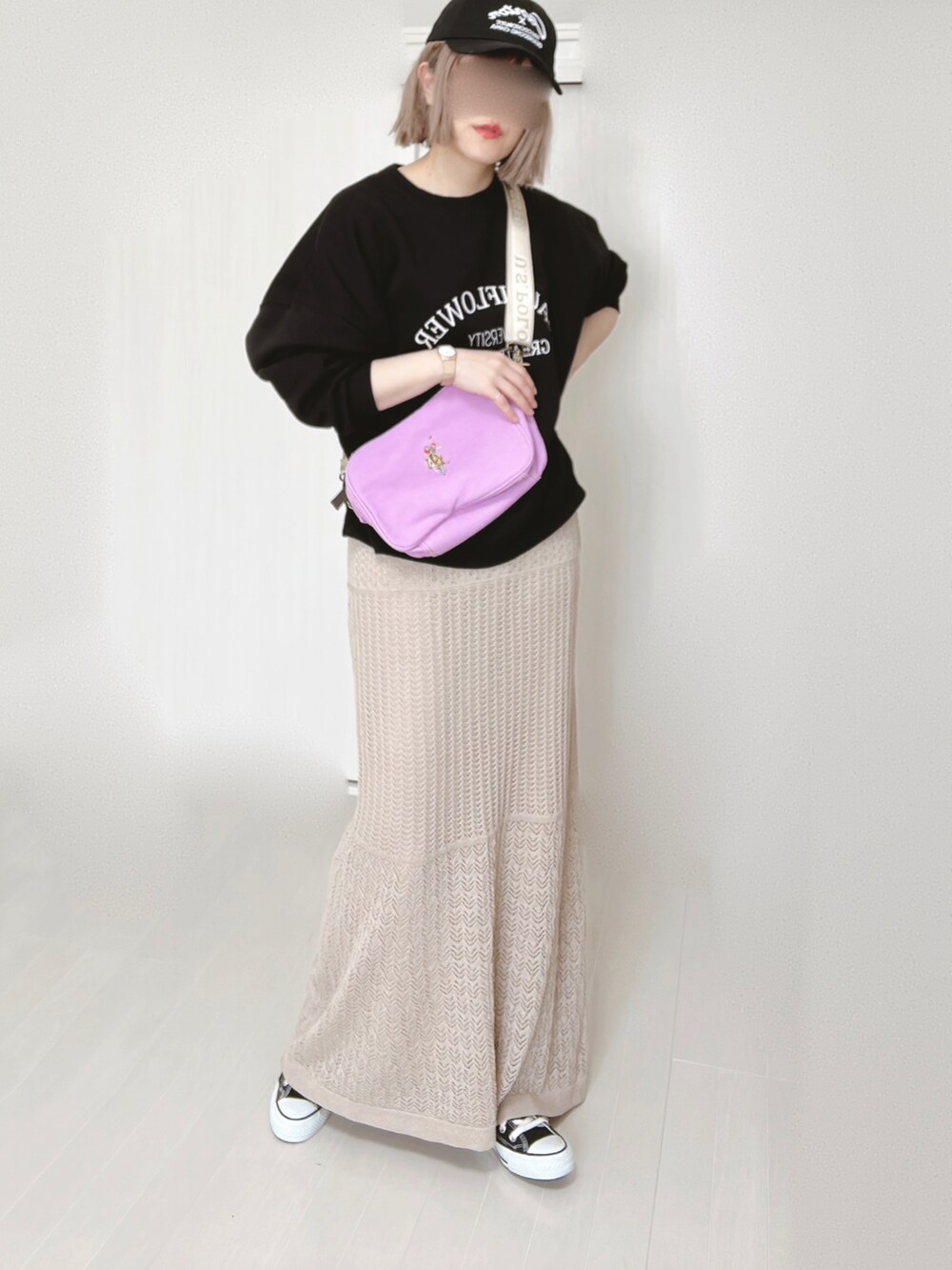 パープル系のショルダーバッグ、ブラック系のスウェット、ブラック系のスニーカーを着用したレディースの春コーディネートの2枚目の写真