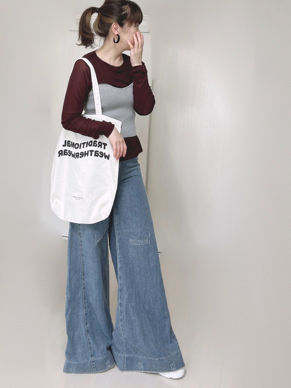 ブラウン系のTシャツ/カットソー、グレー系のチューブトップ、ホワイト系のトートバッグを着用したレディースの秋コーディネートの2枚目の写真