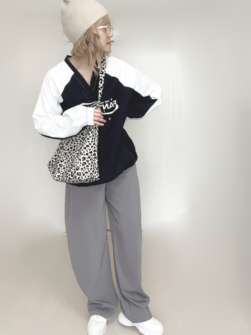 グレー系のその他パンツ、ホワイト系のスニーカー、ホワイト系のトートバッグを着用したレディースの春コーディネートの5枚目の写真