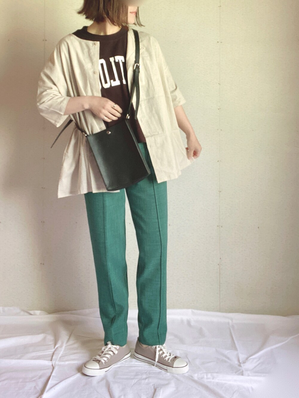 ブラック系のTシャツ/カットソー、ベージュ系のチュニック、ブラック系のショルダーバッグを着用したレディースの夏コーディネートの5枚目の写真